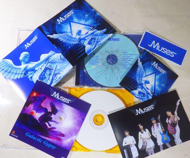 ステッカー2枚(右上)とポストカード(右下)、CD-R(下)が購入店舗特典