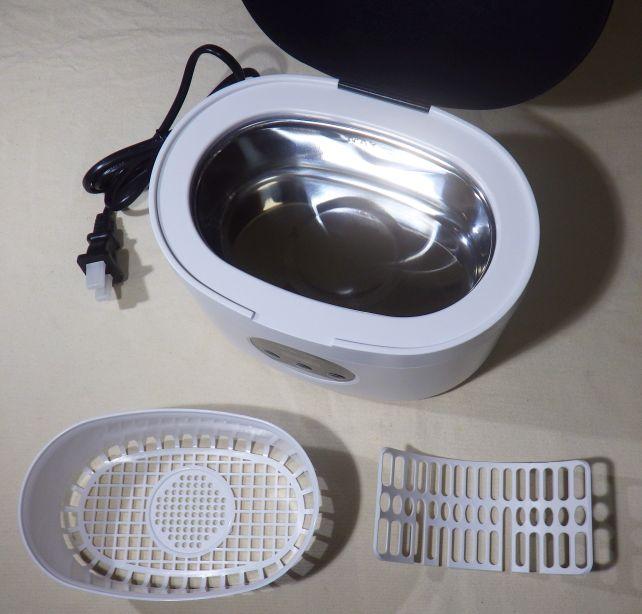 洗浄用器具は小物用のカゴと腕時計用ブリッジ