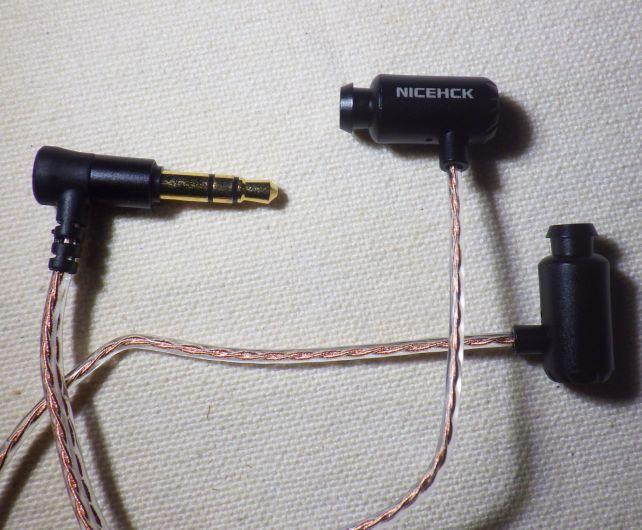 このブラックボディと透明シースの赤みが強い銅色の対比は結構いい感じ