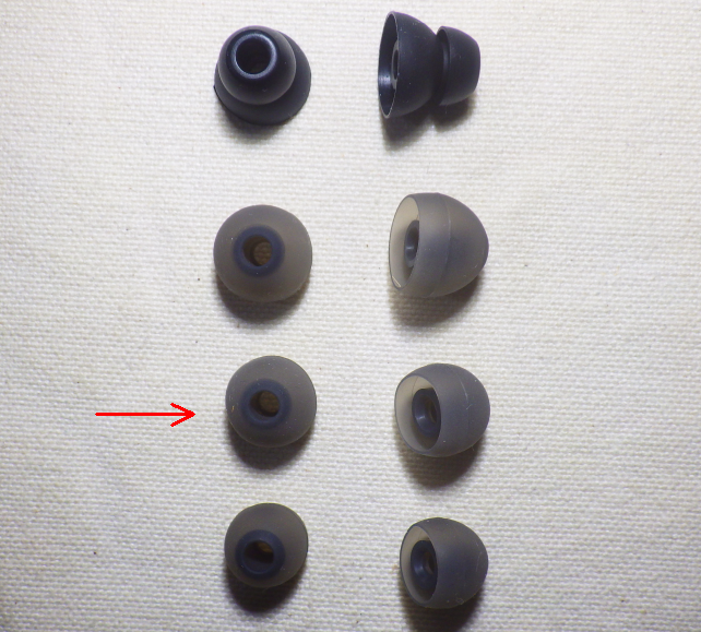 3サイズの通常シェイプのイヤピの他に、ダブルフランジイヤピースも付属(→は初期装着)