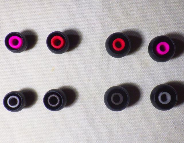 左右を見分けやすくするように、イヤピの片方の軸には赤軸がセット済み