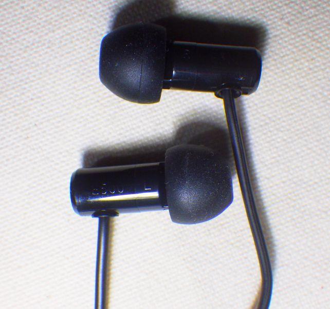 砲弾シェイプの小さな筐体は耳の中にすっぽり入る