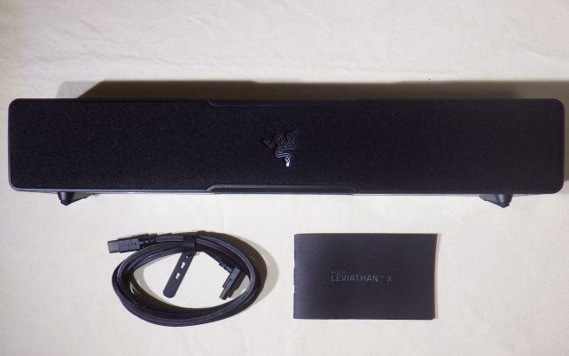 内容物は本体+ケーブル+多国語説明書と、他にステッカー程度でシンプル