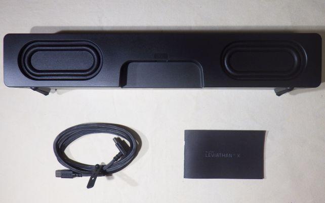 なお、スピーカー本体の裏側にはサブウーファーを持つ