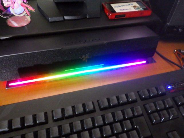 周りが暗いと光っているのは当然だが...