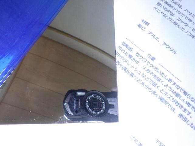 青い保護フィルムの方(たぶん表)。カメラがしっかり写っている。
