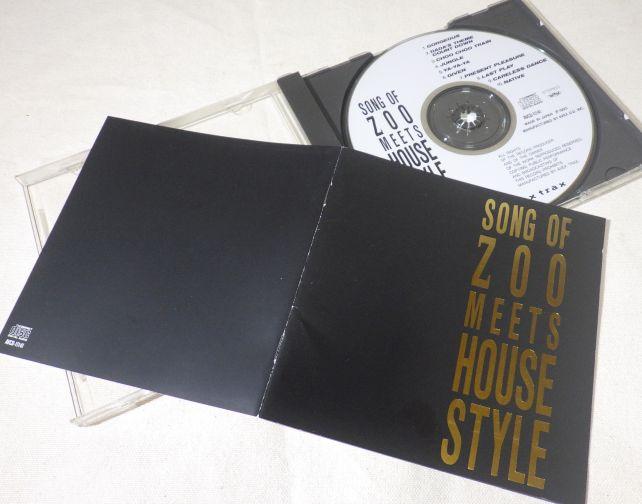 このアルバムの歌詞カード、真に「歌詞カード」で、一枚の写真もない