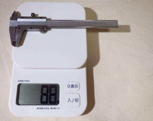 今までのノギス(88g)に比べると....