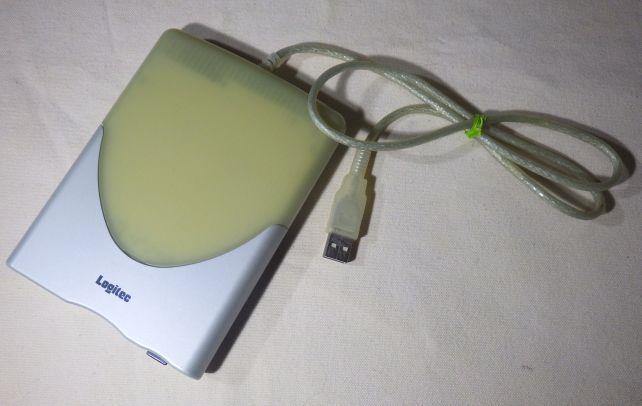 後ろ側が....元は半透明でiMacとも合ってた...ンだろうナァ...