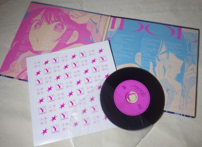 CDはドーナツ盤のような装丁となっている