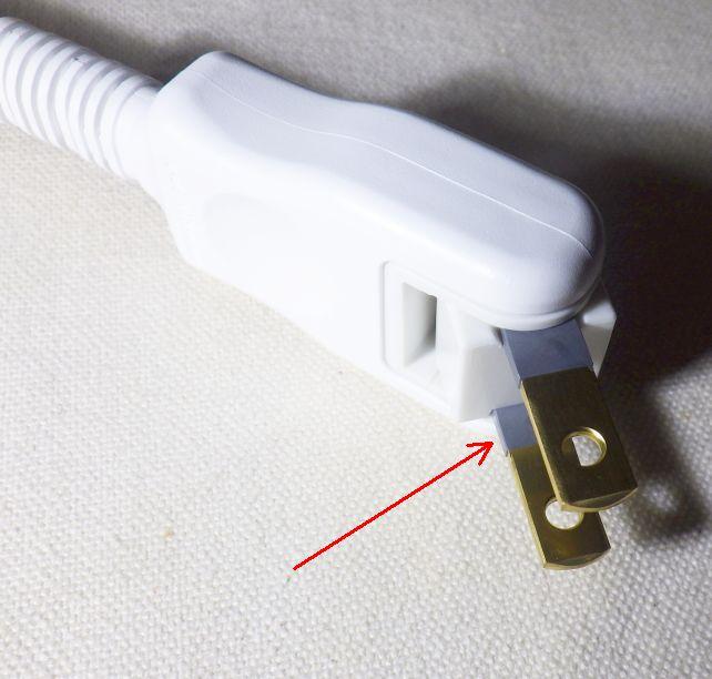 プラグ側も感電防止被覆処理がされている