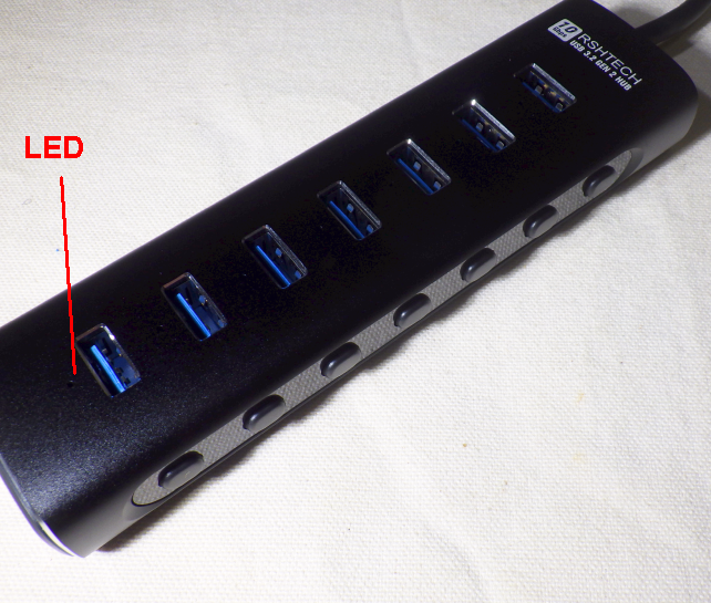 ポートごとに作動状況を示すLEDランプが付く
