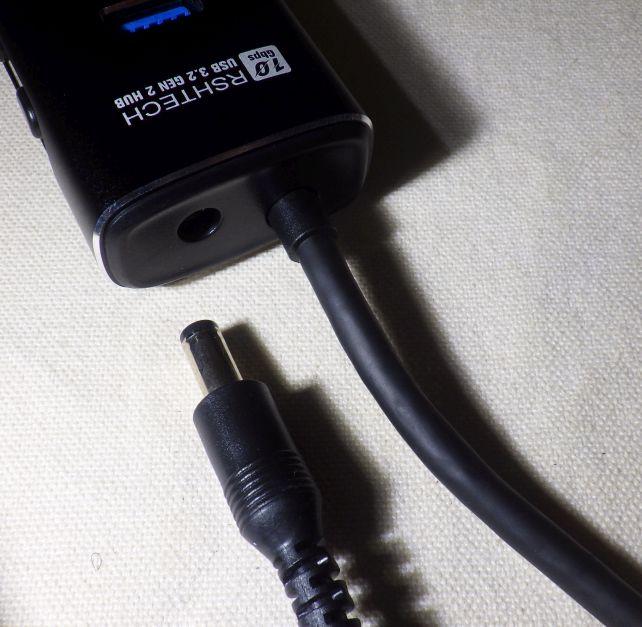 セルフパワーハブとしても使える(今回HDDが複数ぶら下がるので電源供給)