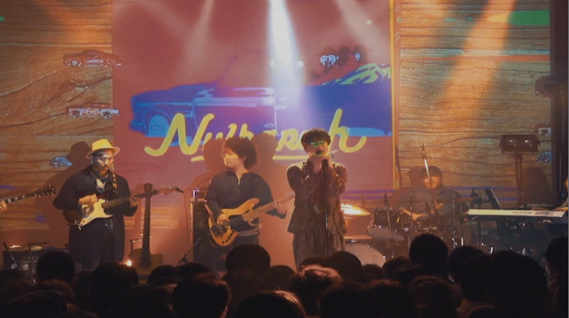 ライヴは映像も大胆に使ったもので、視覚的にも楽しめる