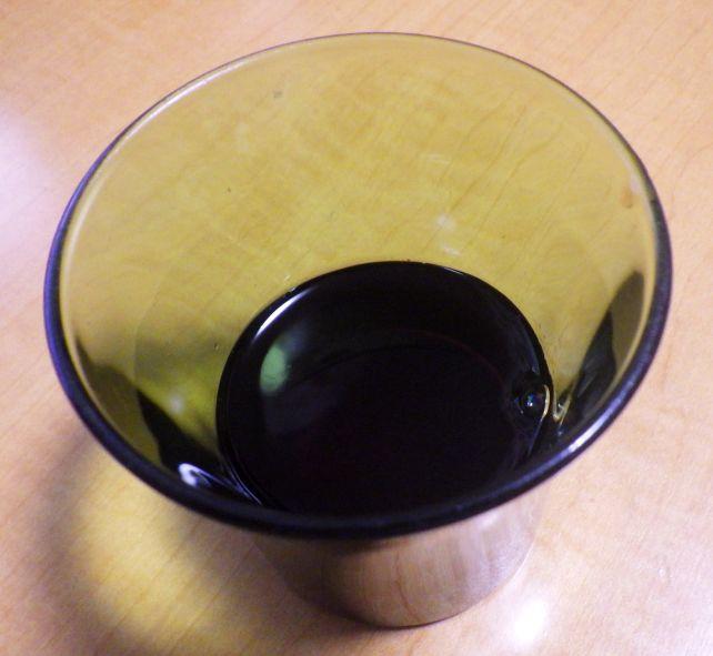 赤ワインは緑の瓶に入っていることが多いので気にしていなかったが、改めてみると色悪い