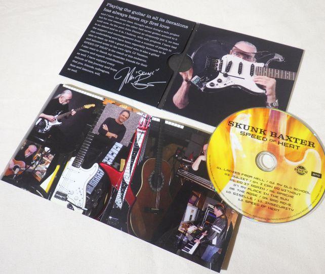 二つ折り紙ジャケだが、アナログレコードに多いように外側が開いてるのでなく、中心部に開口してるのが珍しい。