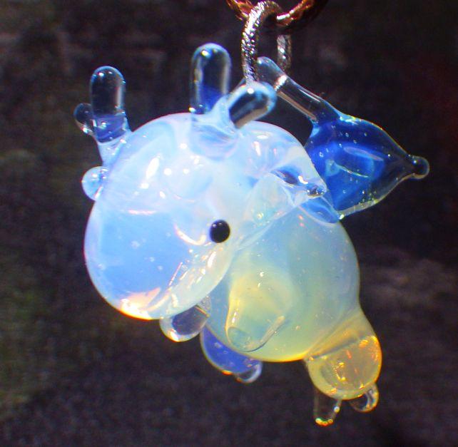 乳白色+空色がメインとは言うものの、もっと濃い碧や、黄色っぽい差し色もある