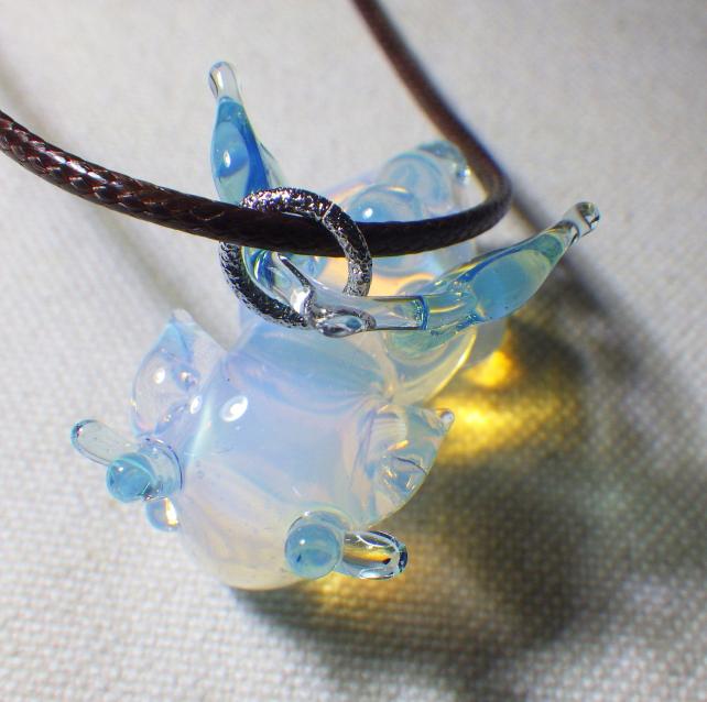 後頭部wペンダントトップとしての金具との接合部はガラスで造形