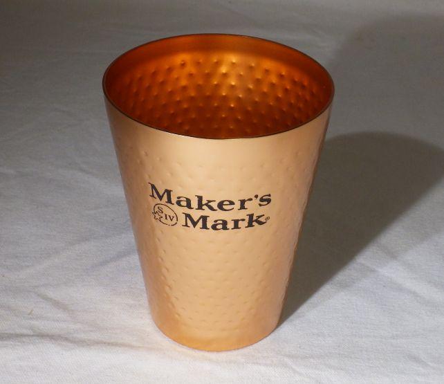 銅色だがアルミ製。くぼみや取っ手などはないプレーンな形状。