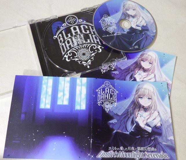 ブックレットとピクチャーレーベル、奥に見える初回特典ポストカードは同一絵柄