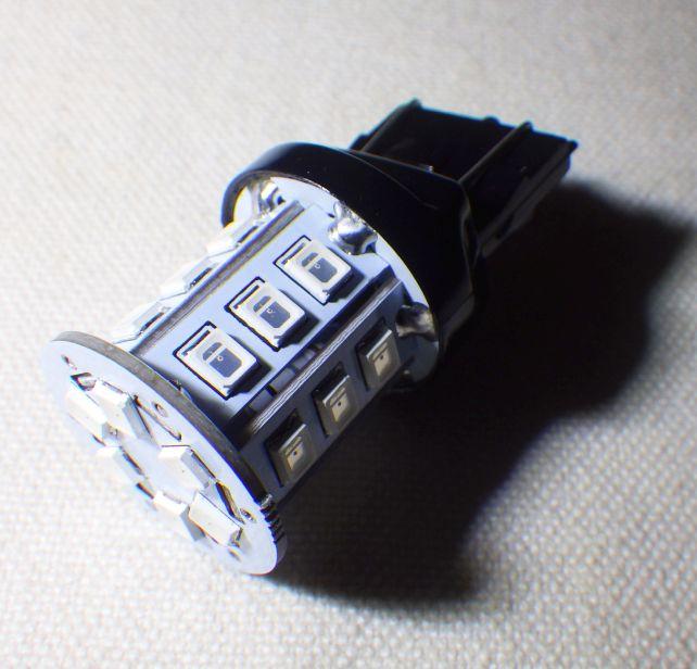 一面にLED3灯載った板が六角柱型に組まれ、6灯のLEDがある円形の板が蓋をする構造