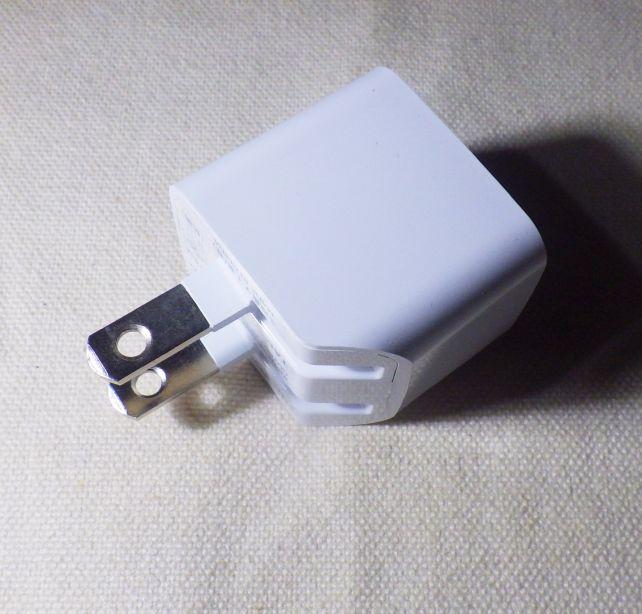 ACアダプタは折りたたみ式のCUBE型