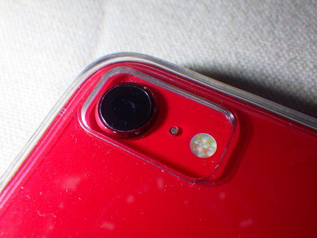 カメラレンズの飛び出しはポリカーボネートの厚さで保護