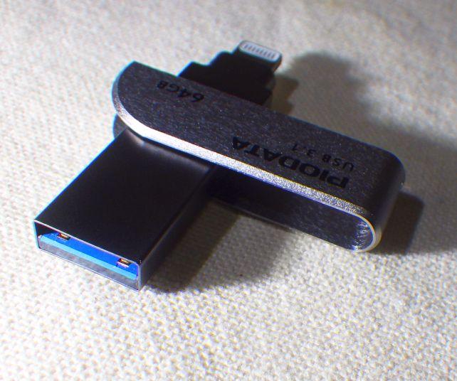 逆端にはUSB(A)端子が隠れている。