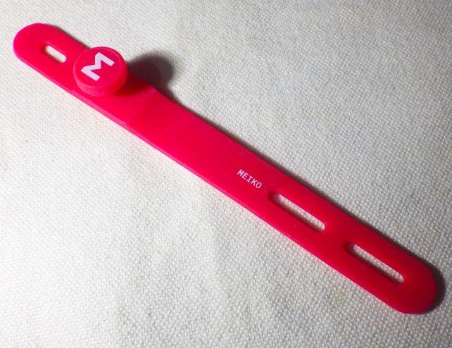 2カ所留めるホールがあり、2種の太さに対応(ボタン側のホールはケーブルへの固定用)