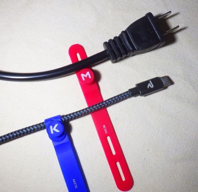 下の太めUSBケーブルくらいで左右には動きづらくなり、上の電源ケーブルは...