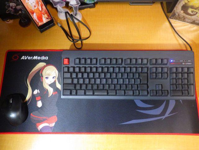 フルキーボードでも右上に置けば、エレーナちゃんをほぼ隠すことなく鑑賞可能