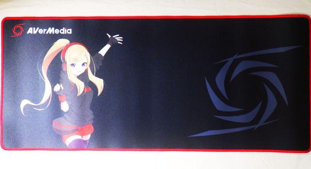 右にAVerMediaのマーク、左側にエレーナちゃんの配置