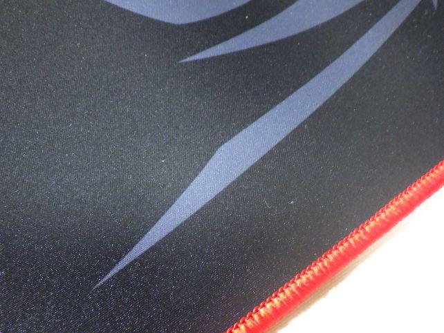 生地は最近のプラ系マウスパッドに比べると滑りは悪い