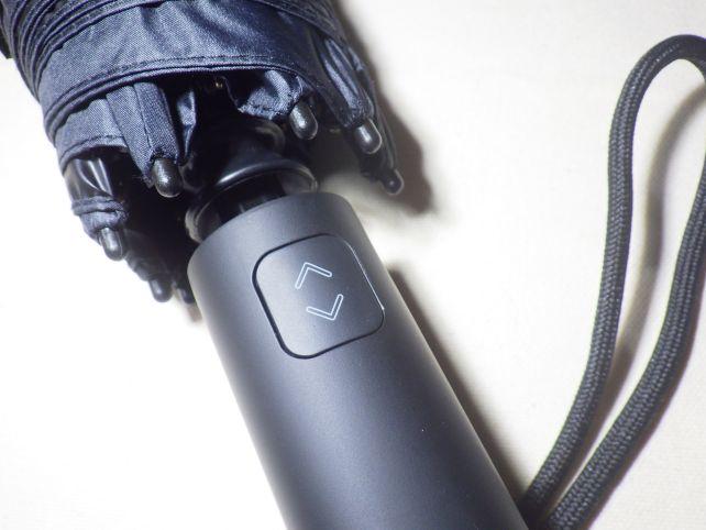 開閉はこのボタン一つ(開くとき上目を押す等ではなく、開も閉も同じ位置でOK)