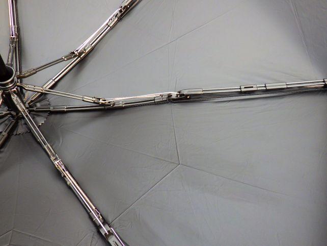 このファイバーの骨が軽くてしなやか