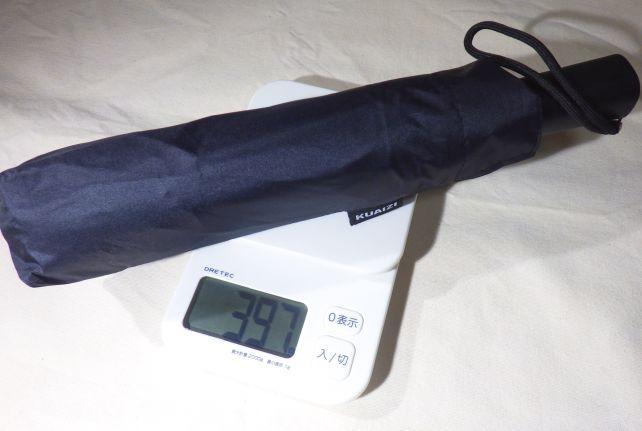 実測397gなので、折りたたみとしてはソコソコ重い(コンビニビニール傘程度)