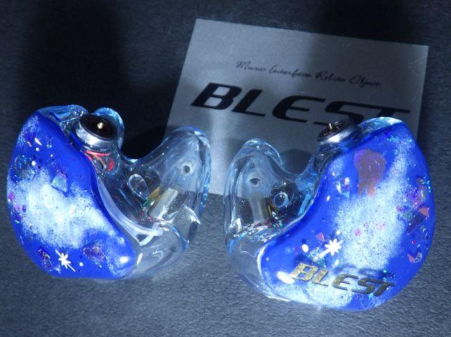 手作業での装飾なので、左右は対象ではない