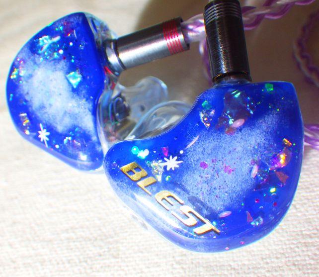 MAVERICKと同様、左側だけに機種名(BLEST)を入れた