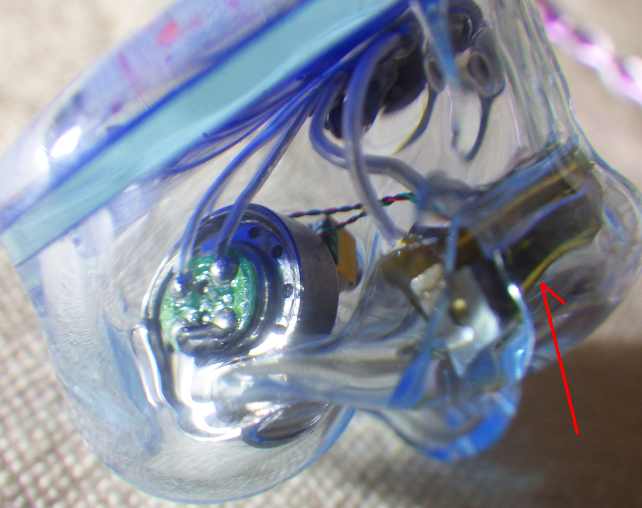 矢印の部分がESTの昇圧トランス、丸くて大きいのがダイナミック型ドライバー