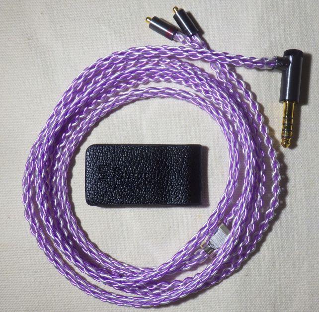 藤色と白色の編み込みが美しいリケーブル。中央のはマグネット式のケーブルタイ。