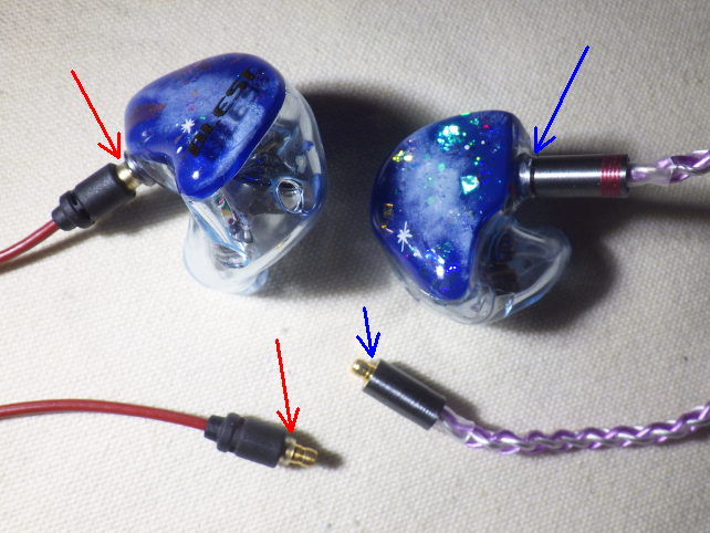 Pentaconn ear(標準)のBLESTに繋ぐと、は赤矢印の台座部分の隙間が空く
