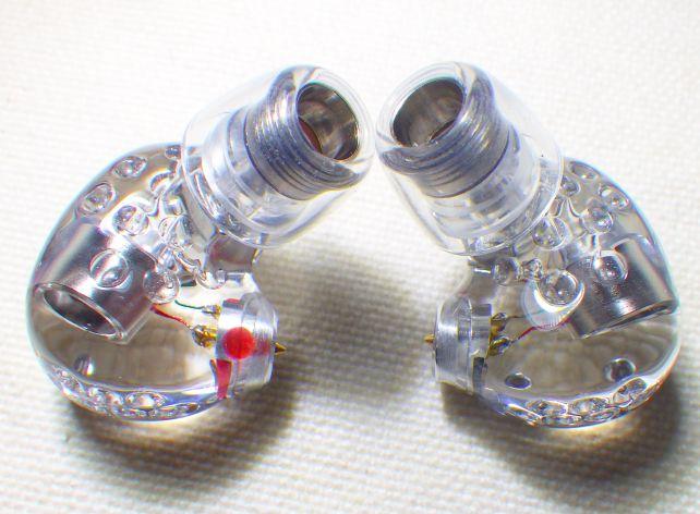 左右の区別の懸念を伝えたら、右側ユニットに赤ドットを入れてくれた