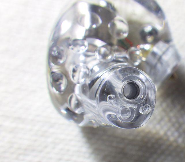 ステム部分の開口状態。一番大きいのがBA、中くらいのがVSCに繋がる。一番細い穴はドリルでの手開けらしい。