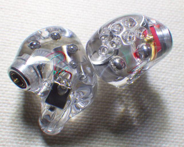 装着時外側になる部分には大小計5つの金属球があしらわれている。