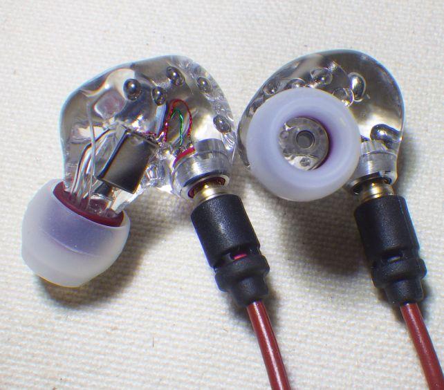 横から見ると玉ねぎの頭を切ったような形で、穴の径はかなり大きく出口に向かって開いている