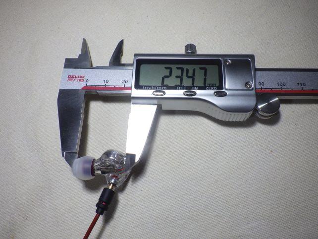 こういう形でイヤピ先端までの「厚み」をハウジングを含む形で3回計測、平均した