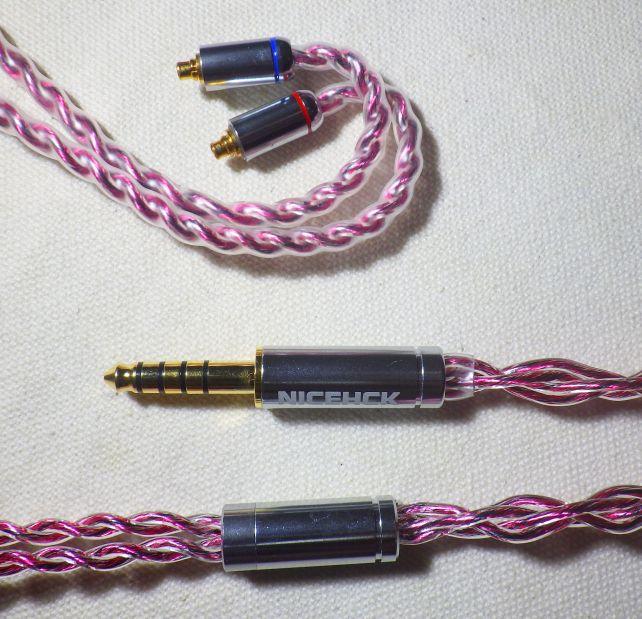 メタリックピンクに一筋の黒線が入る