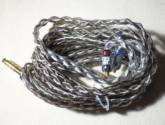 に比べると、同じ8芯編みでもやや太めの線を使ってゆるめに編んでいるので、見た目はゴツい。