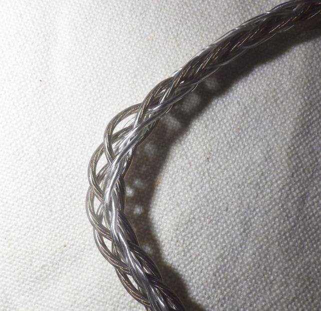 曲げとひねりの方向によっては緩んだ感じになるのが...