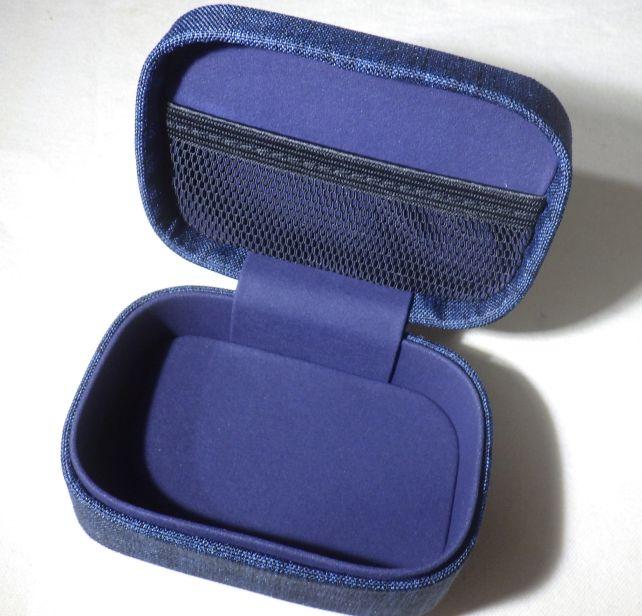 フタ裏にポケットがあるだけで、仕切りのないケース